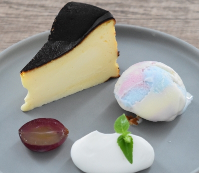 生バスクチーズケーキ　アイス添え